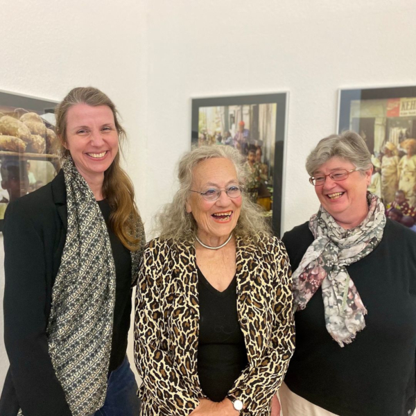 Ein Foto von drei Frauen. Angela Danner (links), Vera Botterbusch (mitte) und Sigrid Horsch-Albert (rechts).