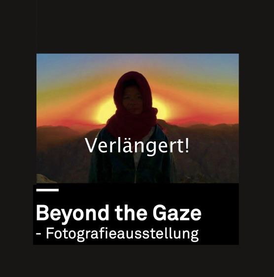 Ein Foto von baomei mit dem Name der Ausstellung (Beyond the Gaze" und "Verlängert!".